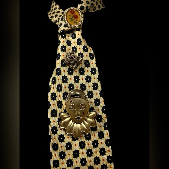 Brooch project in yellow/black. A new look everyone can wear! Statement maker! - Picture 2 of 2